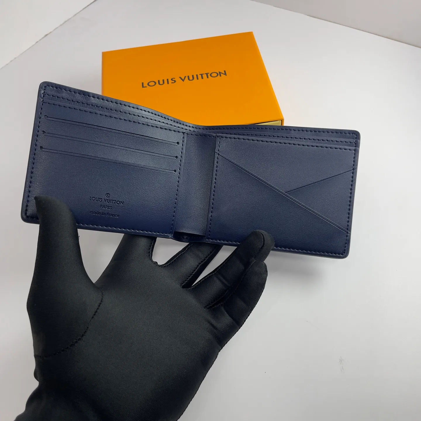 Factory price 300 [Top original order] M14787 blue short clip 👏👏MULTIPLE Wallet This Louis Vuitton Multiple wallet has a refreshing and simple design. The black Monogram Shadow calfskin fabric is very soft and decorated with the iconic Monogram embossing. Compact in size, it is extremely portable and equipped with multiple credit card slots and compartments for receipts and banknotes, making it extremely practical. Dimensions: 11.5 x 9.0 x 1.5 cm.