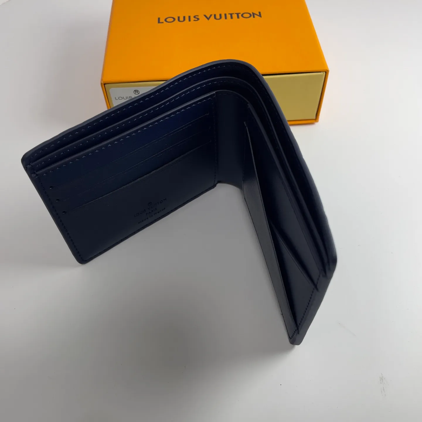 Factory price 300 [Top original order] M14787 blue short clip 👏👏MULTIPLE Wallet This Louis Vuitton Multiple wallet has a refreshing and simple design. The black Monogram Shadow calfskin fabric is very soft and decorated with the iconic Monogram embossing. Compact in size, it is extremely portable and equipped with multiple credit card slots and compartments for receipts and banknotes, making it extremely practical. Dimensions: 11.5 x 9.0 x 1.5 cm.