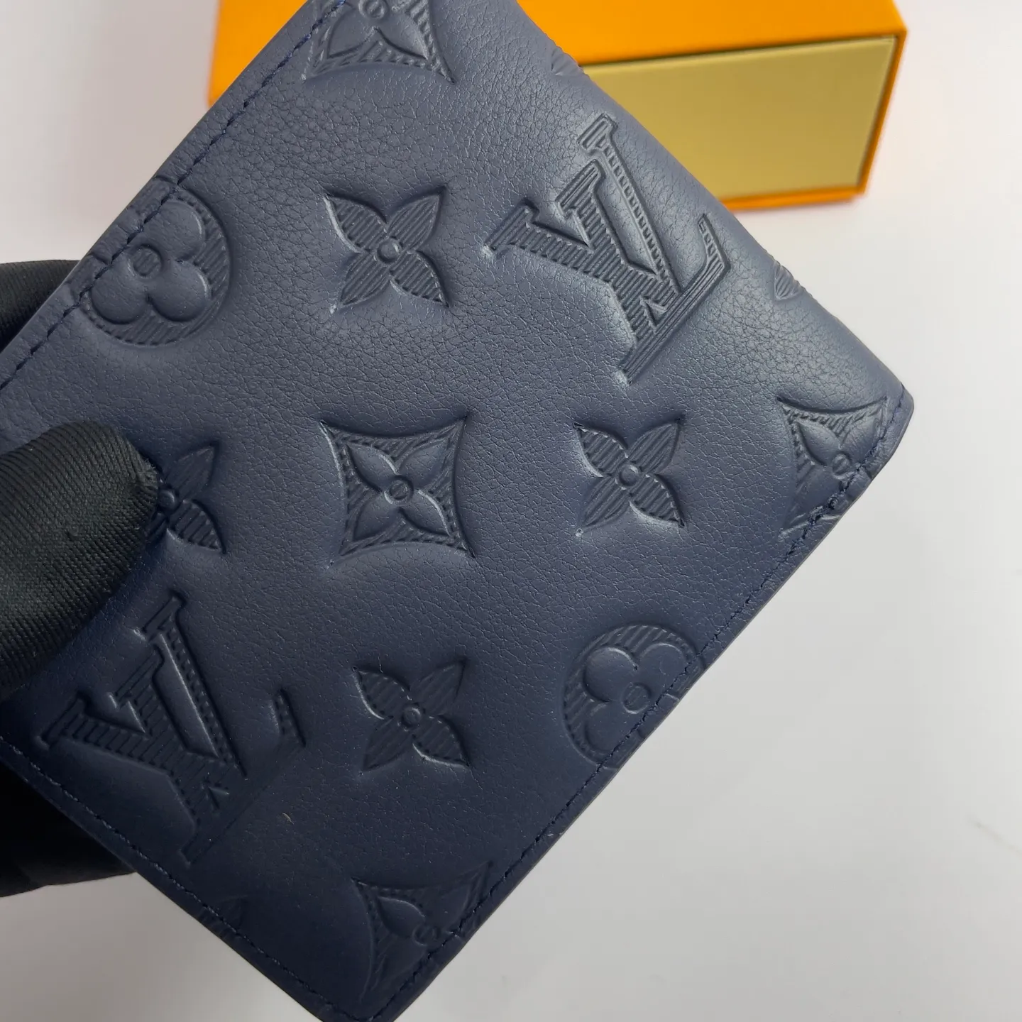 Factory price 300 [Top original order] M14787 blue short clip 👏👏MULTIPLE Wallet This Louis Vuitton Multiple wallet has a refreshing and simple design. The black Monogram Shadow calfskin fabric is very soft and decorated with the iconic Monogram embossing. Compact in size, it is extremely portable and equipped with multiple credit card slots and compartments for receipts and banknotes, making it extremely practical. Dimensions: 11.5 x 9.0 x 1.5 cm.