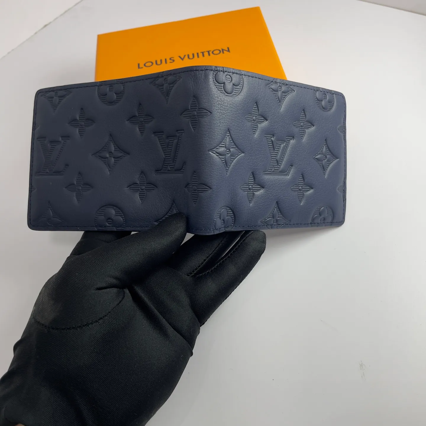 Factory price 300 [Top original order] M14787 blue short clip 👏👏MULTIPLE Wallet This Louis Vuitton Multiple wallet has a refreshing and simple design. The black Monogram Shadow calfskin fabric is very soft and decorated with the iconic Monogram embossing. Compact in size, it is extremely portable and equipped with multiple credit card slots and compartments for receipts and banknotes, making it extremely practical. Dimensions: 11.5 x 9.0 x 1.5 cm.