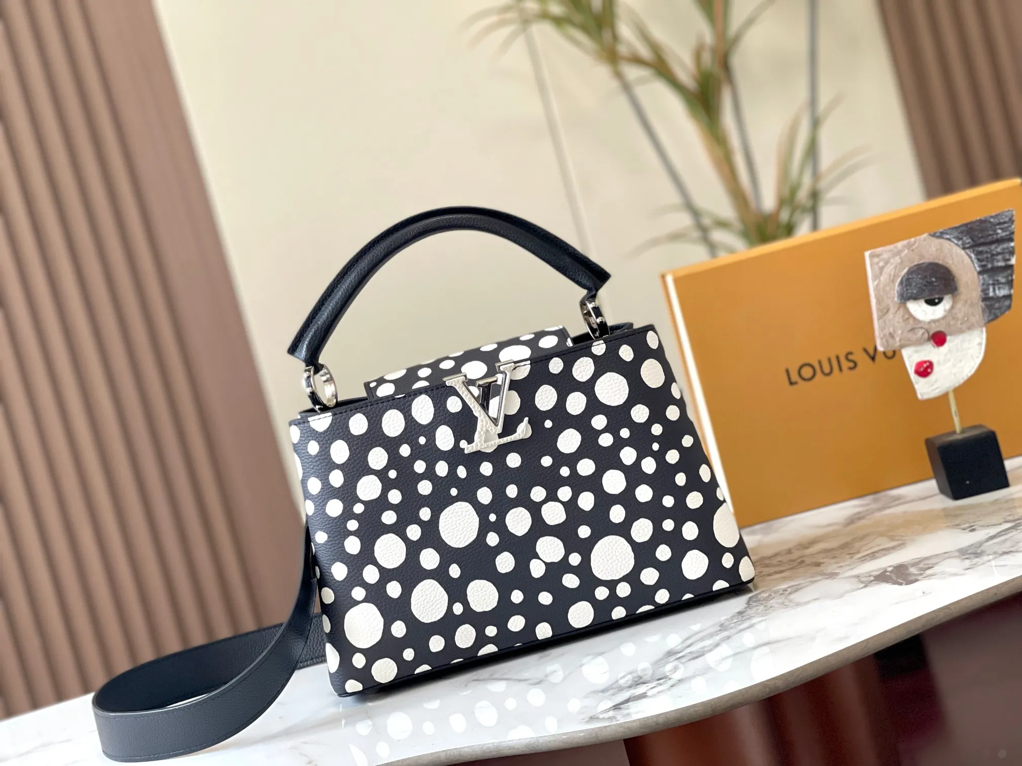 Upgraded version P460 M21665 This LV x YK Capucines medium handbag comes from the Louis Vuitton x Yayoi Kusama collaboration series. The renowned Japanese artist has been obsessed with polka dots as a symbol of infinity since childhood, and finds a dazzling expression in supple Taurillon leather decorated with 3D hand-painted polka dot prints. Detailed features 31.5 x 20 x 11 cm (length x height x width)