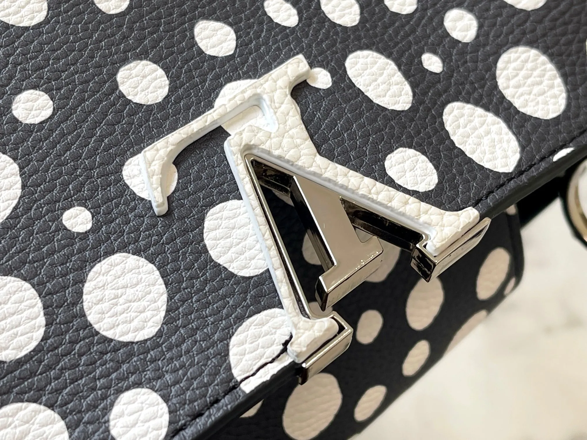 Upgraded version P460 M21665 This LV x YK Capucines medium handbag comes from the Louis Vuitton x Yayoi Kusama collaboration series. The renowned Japanese artist has been obsessed with polka dots as a symbol of infinity since childhood, and finds a dazzling expression in supple Taurillon leather decorated with 3D hand-painted polka dot prints. Detailed features 31.5 x 20 x 11 cm (length x height x width)