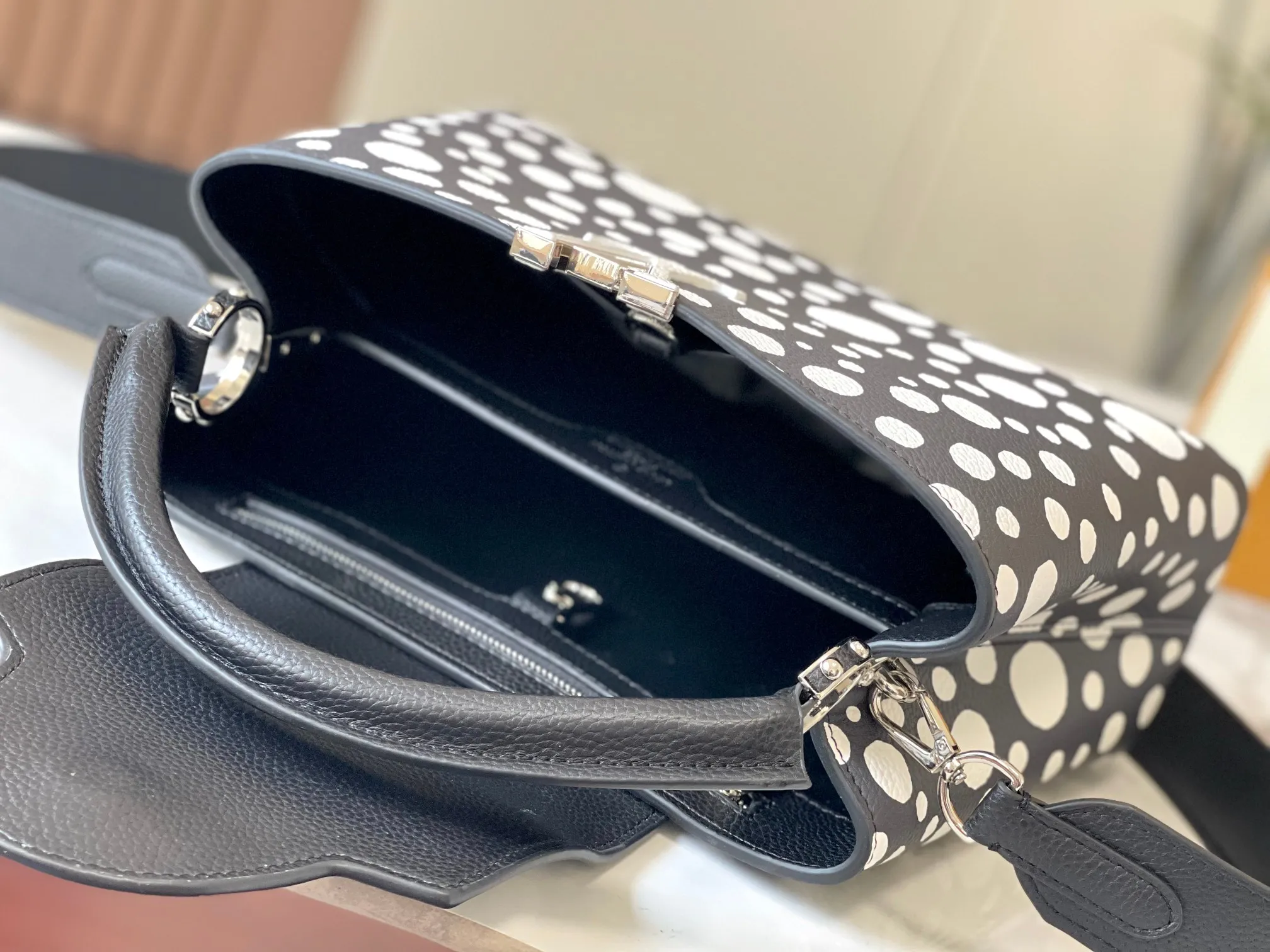 Upgraded version P460 M21665 This LV x YK Capucines medium handbag comes from the Louis Vuitton x Yayoi Kusama collaboration series. The renowned Japanese artist has been obsessed with polka dots as a symbol of infinity since childhood, and finds a dazzling expression in supple Taurillon leather decorated with 3D hand-painted polka dot prints. Detailed features 31.5 x 20 x 11 cm (length x height x width)