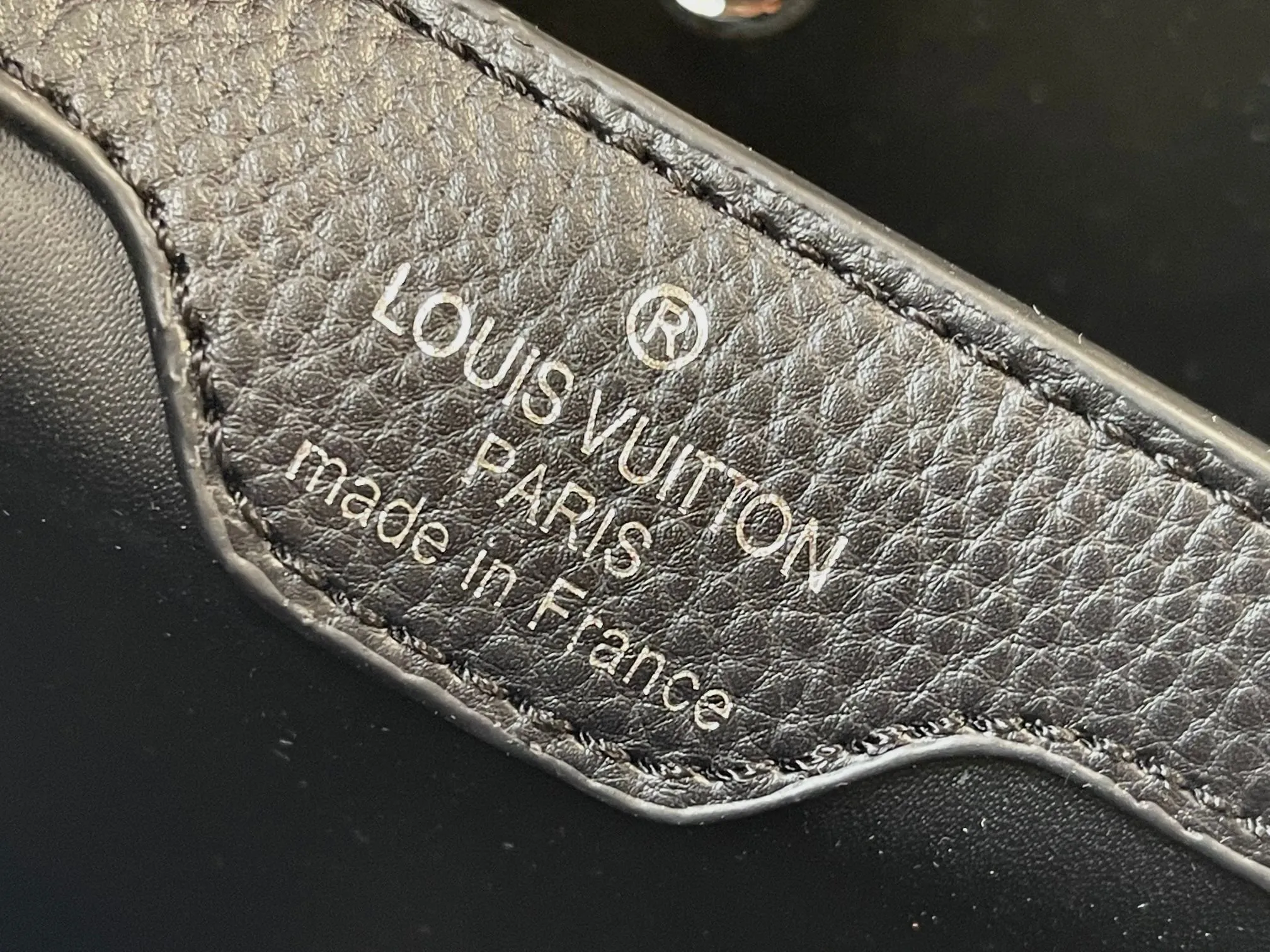 Upgraded version P460 M21665 This LV x YK Capucines medium handbag comes from the Louis Vuitton x Yayoi Kusama collaboration series. The renowned Japanese artist has been obsessed with polka dots as a symbol of infinity since childhood, and finds a dazzling expression in supple Taurillon leather decorated with 3D hand-painted polka dot prints. Detailed features 31.5 x 20 x 11 cm (length x height x width)