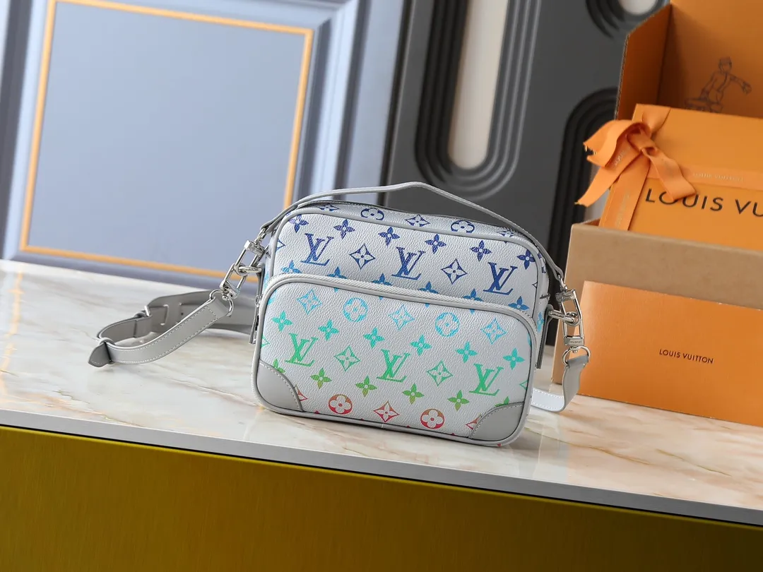 💰260💰Upgraded from the original M13987 M14016 M14988 M26068 M15296 M14682 M14025 This Nil handbag shines with the elegant luster of cow leather, and uses beaded rivets to fix the Louis Vuitton Paris patch on the front. The side lock buckle highlights the urban style, and the main compartment zipper pull is embellished with LV lettering. Dimensions: 25.0 x 17.5 x 11.0 cm (length x height x width)