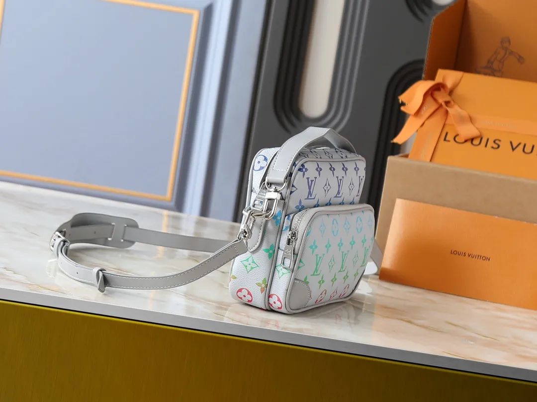 💰260💰Upgraded from the original M13987 M14016 M14988 M26068 M15296 M14682 M14025 This Nil handbag shines with the elegant luster of cow leather, and uses beaded rivets to fix the Louis Vuitton Paris patch on the front. The side lock buckle highlights the urban style, and the main compartment zipper pull is embellished with LV lettering. Dimensions: 25.0 x 17.5 x 11.0 cm (length x height x width)