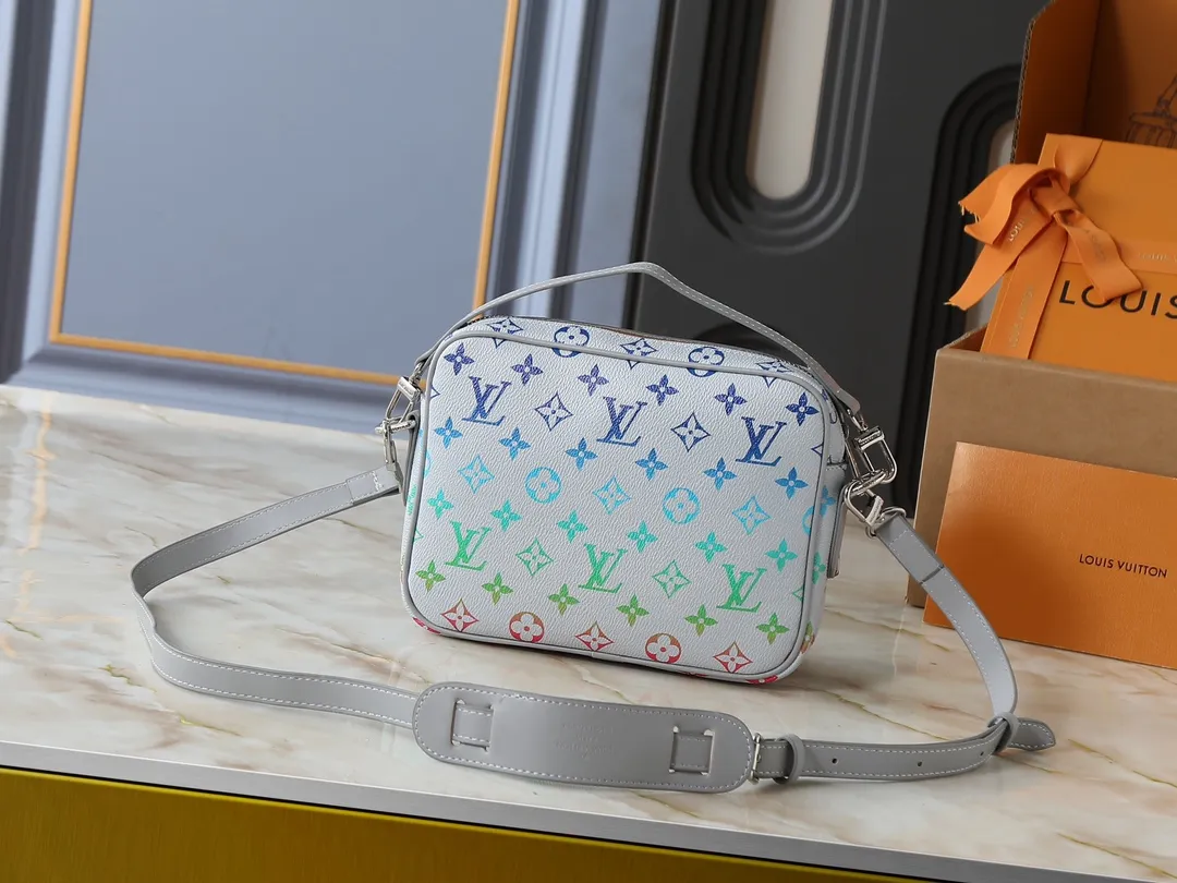 💰260💰Upgraded from the original M13987 M14016 M14988 M26068 M15296 M14682 M14025 This Nil handbag shines with the elegant luster of cow leather, and uses beaded rivets to fix the Louis Vuitton Paris patch on the front. The side lock buckle highlights the urban style, and the main compartment zipper pull is embellished with LV lettering. Dimensions: 25.0 x 17.5 x 11.0 cm (length x height x width)