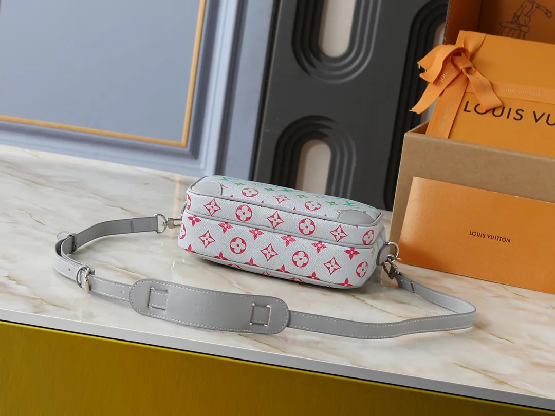 💰260💰Upgraded from the original M13987 M14016 M14988 M26068 M15296 M14682 M14025 This Nil handbag shines with the elegant luster of cow leather, and uses beaded rivets to fix the Louis Vuitton Paris patch on the front. The side lock buckle highlights the urban style, and the main compartment zipper pull is embellished with LV lettering. Dimensions: 25.0 x 17.5 x 11.0 cm (length x height x width)