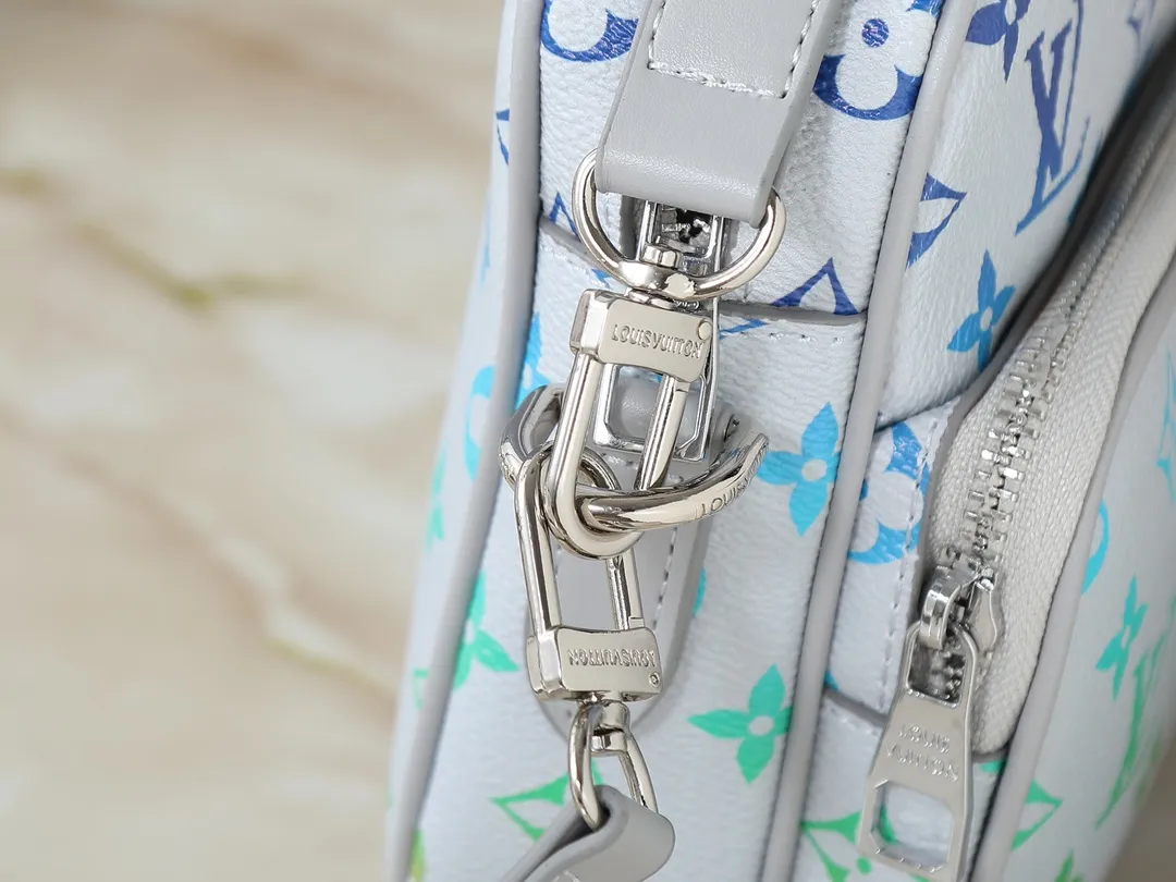💰260💰Upgraded from the original M13987 M14016 M14988 M26068 M15296 M14682 M14025 This Nil handbag shines with the elegant luster of cow leather, and uses beaded rivets to fix the Louis Vuitton Paris patch on the front. The side lock buckle highlights the urban style, and the main compartment zipper pull is embellished with LV lettering. Dimensions: 25.0 x 17.5 x 11.0 cm (length x height x width)