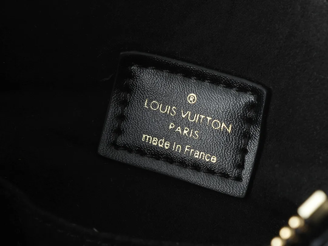 💰260💰Upgraded from the original M43775 M43776 M43777 M43750 This SURENE BB handbag Louis Vuitton's new Surene BB handbag is made of Monogram canvas and grained calfskin, and is equipped with a gold sliding bag chain. Gold metal trim and eye-catching leather trim make it more neat and fashionable. Lightweight, practical, comfortable to carry, easy to match, ideal for fashionable and casual looks. Dimensions: 24.0x 17.0x 11.0 cm
