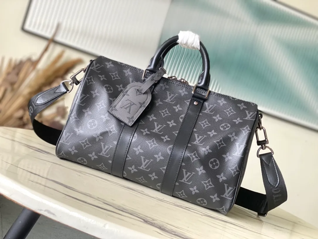 💰960 Top Original M46655 Black Flower Keepall Bandoulière 35 Handbag is a miniature version of the classic Keepall holiday travel bag. Full-grain Taurillon leather embossed with the Monogram pattern, leather side straps and top leather handle continue the signature elements of the Keepall collection, and the shoulder strap is removable and adjustable. Dimensions: 34 x 21 x 16 cm