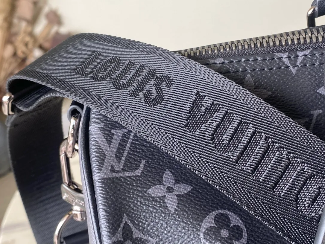 💰960 Top Original M46655 Black Flower Keepall Bandoulière 35 Handbag is a miniature version of the classic Keepall holiday travel bag. Full-grain Taurillon leather embossed with the Monogram pattern, leather side straps and top leather handle continue the signature elements of the Keepall collection, and the shoulder strap is removable and adjustable. Dimensions: 34 x 21 x 16 cm