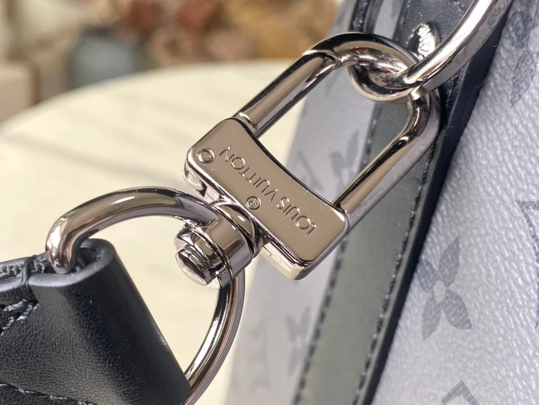 💰960 Top Original M46655 Black Flower Keepall Bandoulière 35 Handbag is a miniature version of the classic Keepall holiday travel bag. Full-grain Taurillon leather embossed with the Monogram pattern, leather side straps and top leather handle continue the signature elements of the Keepall collection, and the shoulder strap is removable and adjustable. Dimensions: 34 x 21 x 16 cm