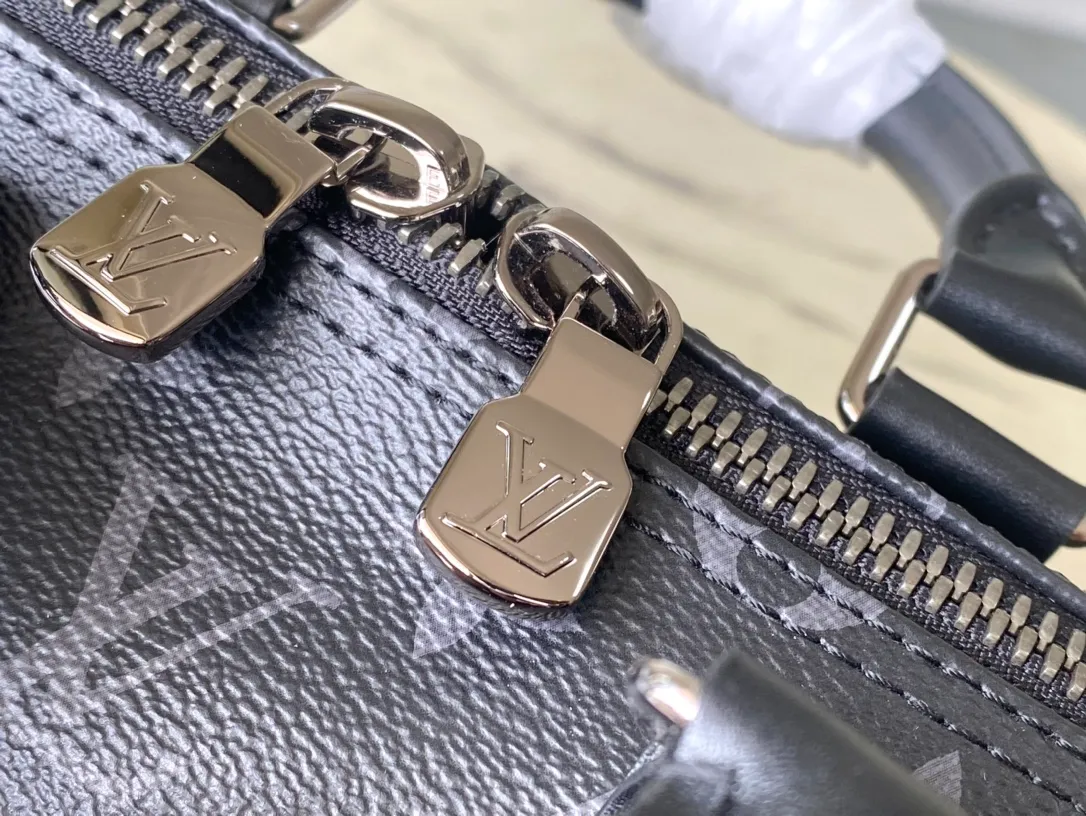 💰960 Top Original M46655 Black Flower Keepall Bandoulière 35 Handbag is a miniature version of the classic Keepall holiday travel bag. Full-grain Taurillon leather embossed with the Monogram pattern, leather side straps and top leather handle continue the signature elements of the Keepall collection, and the shoulder strap is removable and adjustable. Dimensions: 34 x 21 x 16 cm