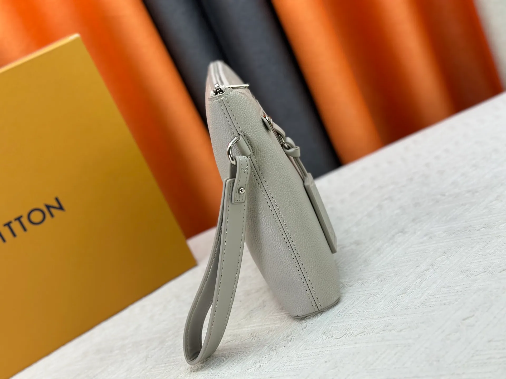 P240 M69837 M81735 M11486 M40504 M40505 Full leather clutch IPAD protective case The new LV Aerogram iPad protective case releases trendy style with a restrained design. The soft and delicate calfskin is like old aviation letterhead, the metal LV letters and customizable labels reveal classic heritage, and elements such as the detachable leather wristband upgrade the functionality. Dimensions: 30 x 22 x 5 cm