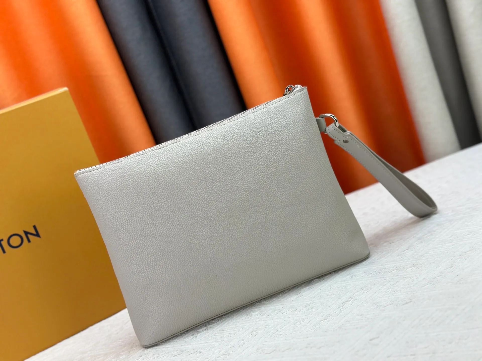 P240 M69837 M81735 M11486 M40504 M40505 Full leather clutch IPAD protective case The new LV Aerogram iPad protective case releases trendy style with a restrained design. The soft and delicate calfskin is like old aviation letterhead, the metal LV letters and customizable labels reveal classic heritage, and elements such as the detachable leather wristband upgrade the functionality. Dimensions: 30 x 22 x 5 cm