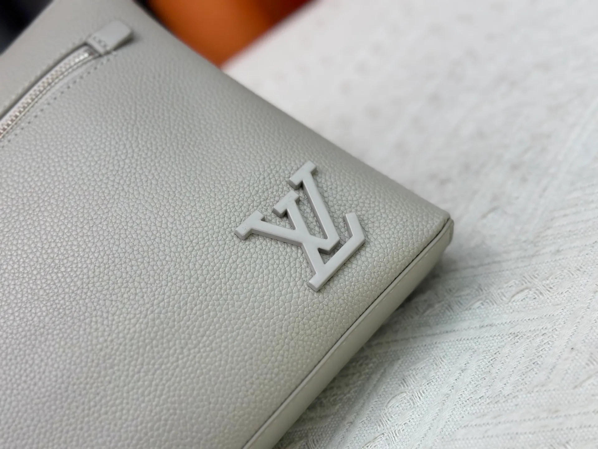 P240 M69837 M81735 M11486 M40504 M40505 Full leather clutch IPAD protective case The new LV Aerogram iPad protective case releases trendy style with a restrained design. The soft and delicate calfskin is like old aviation letterhead, the metal LV letters and customizable labels reveal classic heritage, and elements such as the detachable leather wristband upgrade the functionality. Dimensions: 30 x 22 x 5 cm