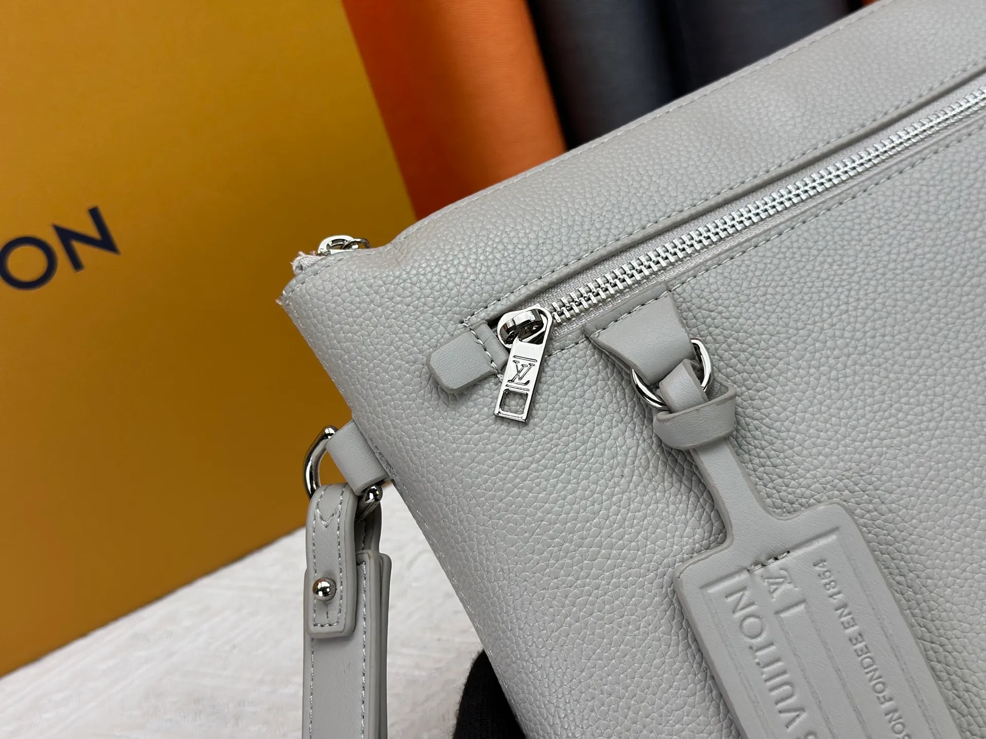 P240 M69837 M81735 M11486 M40504 M40505 Full leather clutch IPAD protective case The new LV Aerogram iPad protective case releases trendy style with a restrained design. The soft and delicate calfskin is like old aviation letterhead, the metal LV letters and customizable labels reveal classic heritage, and elements such as the detachable leather wristband upgrade the functionality. Dimensions: 30 x 22 x 5 cm