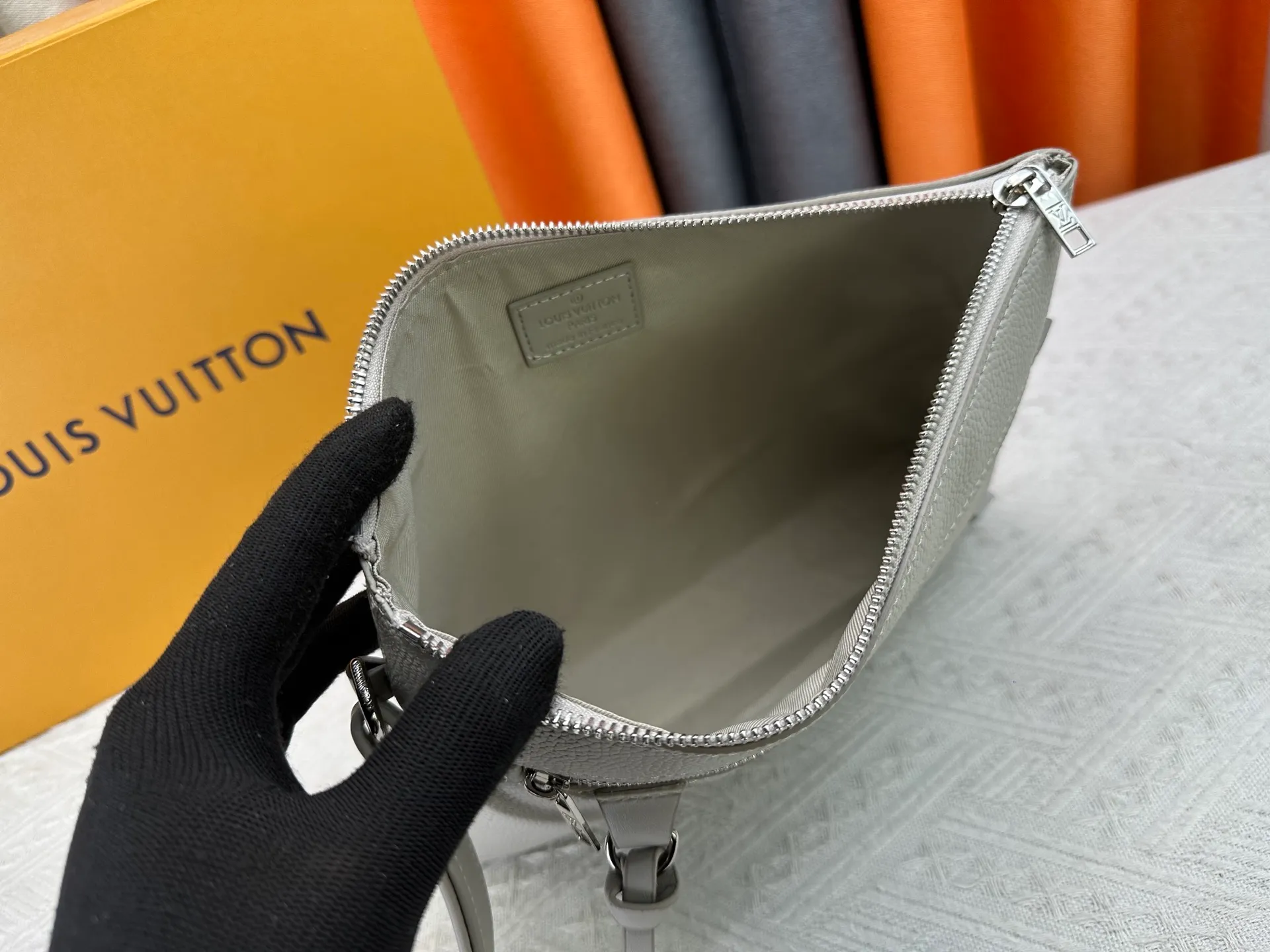 P240 M69837 M81735 M11486 M40504 M40505 Full leather clutch IPAD protective case The new LV Aerogram iPad protective case releases trendy style with a restrained design. The soft and delicate calfskin is like old aviation letterhead, the metal LV letters and customizable labels reveal classic heritage, and elements such as the detachable leather wristband upgrade the functionality. Dimensions: 30 x 22 x 5 cm