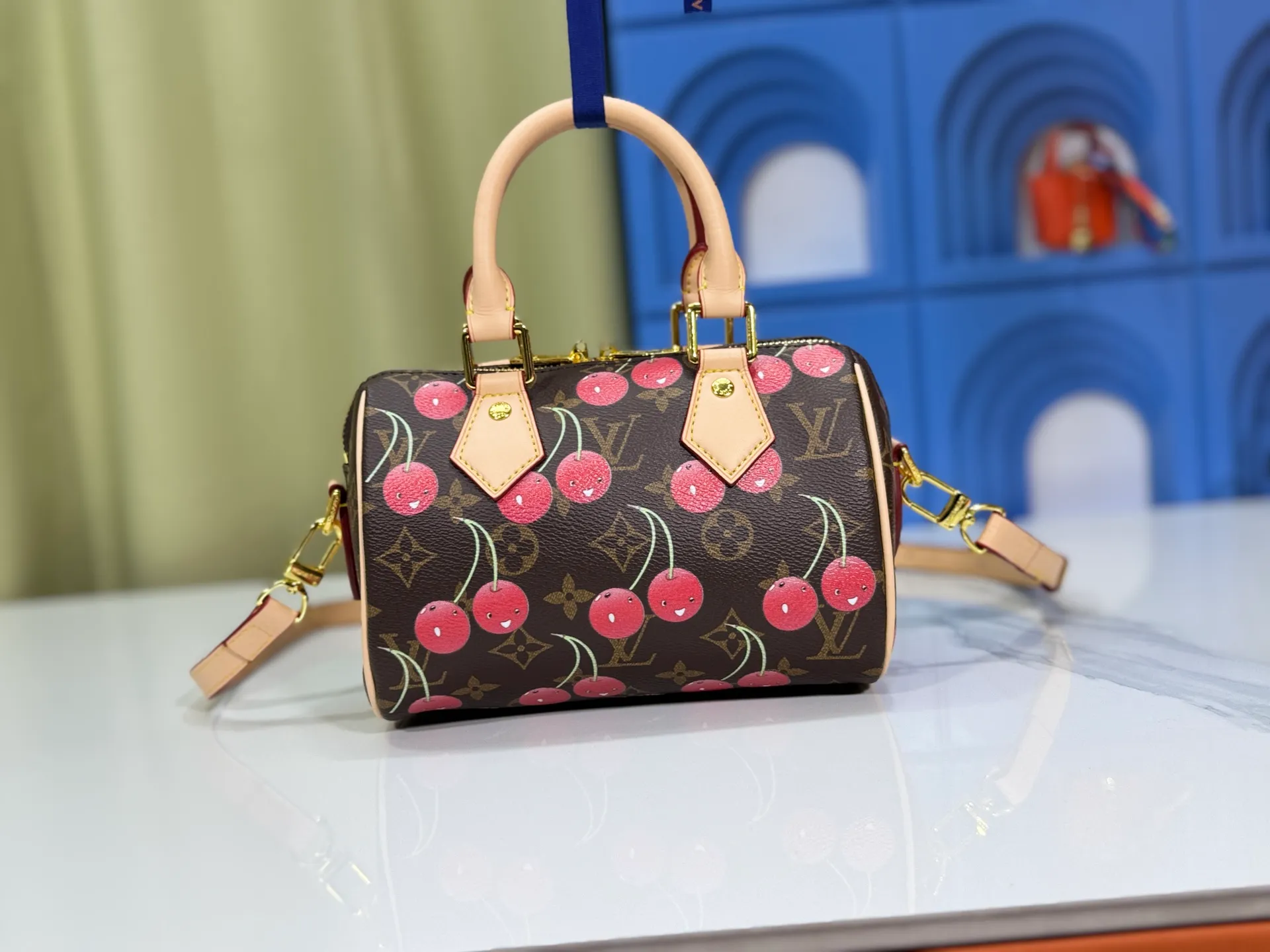 P260 Upgraded original version This cherry 🍒M13094 M46234 M46222 Speedy Bandoulière 20 handbag is made of soft coated canvas, and the full-length Monogram pattern is traced in colorful rainbow tones, highlighting the smart style of the Louis Vuitton x Murakami reissue series. The Toron handle and detachable shoulder strap are constructed of cow leather, the metal corners recall classic luggage elements, and the bow-shaped key bag and padlock add brand touches. Dimensions: 20.5 x 13.5 x 12.0 cm (length x height x width)