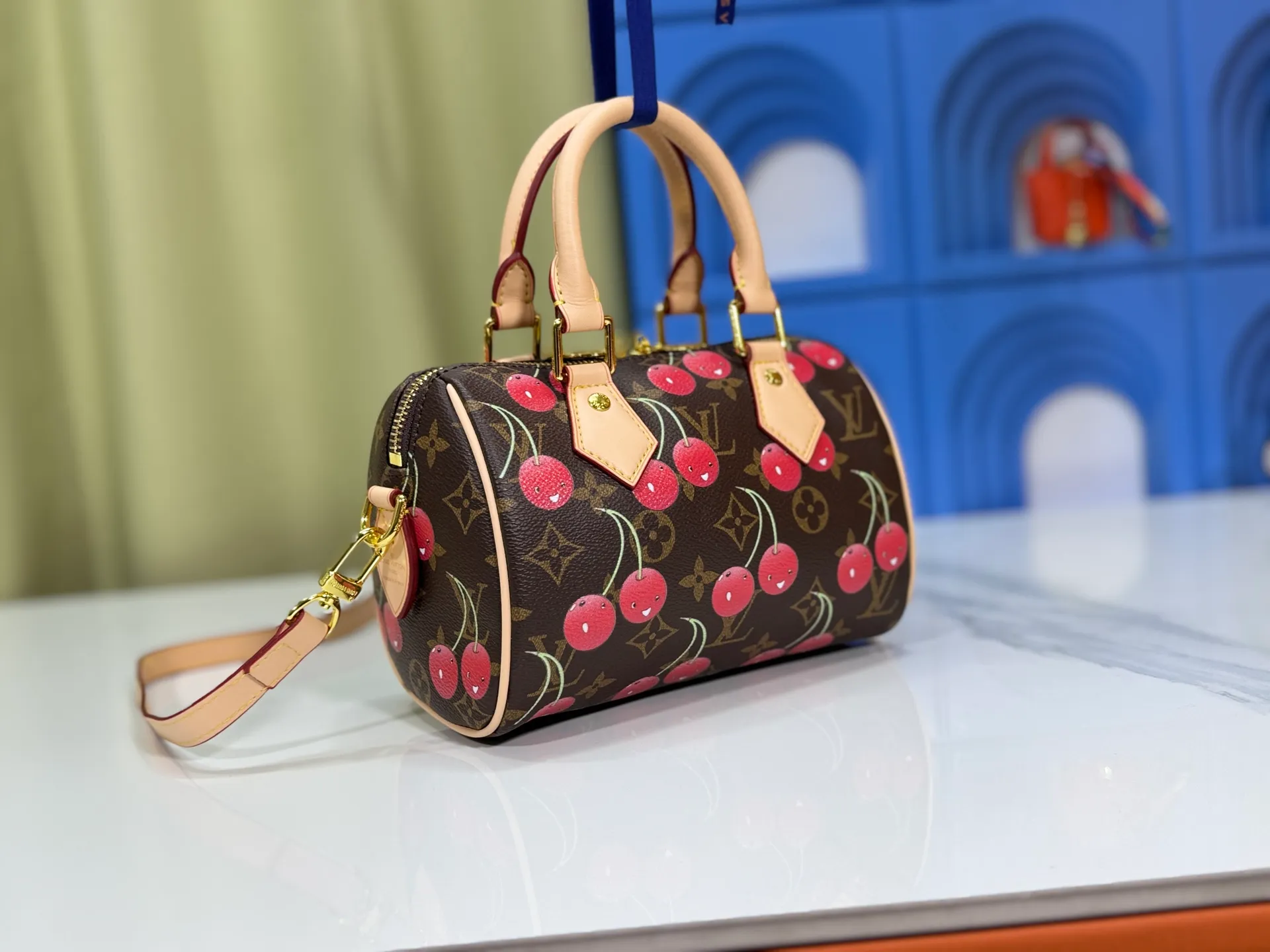 P260 Upgraded original version This cherry 🍒M13094 M46234 M46222 Speedy Bandoulière 20 handbag is made of soft coated canvas, and the full-length Monogram pattern is traced in colorful rainbow tones, highlighting the smart style of the Louis Vuitton x Murakami reissue series. The Toron handle and detachable shoulder strap are constructed of cow leather, the metal corners recall classic luggage elements, and the bow-shaped key bag and padlock add brand touches. Dimensions: 20.5 x 13.5 x 12.0 cm (length x height x width)