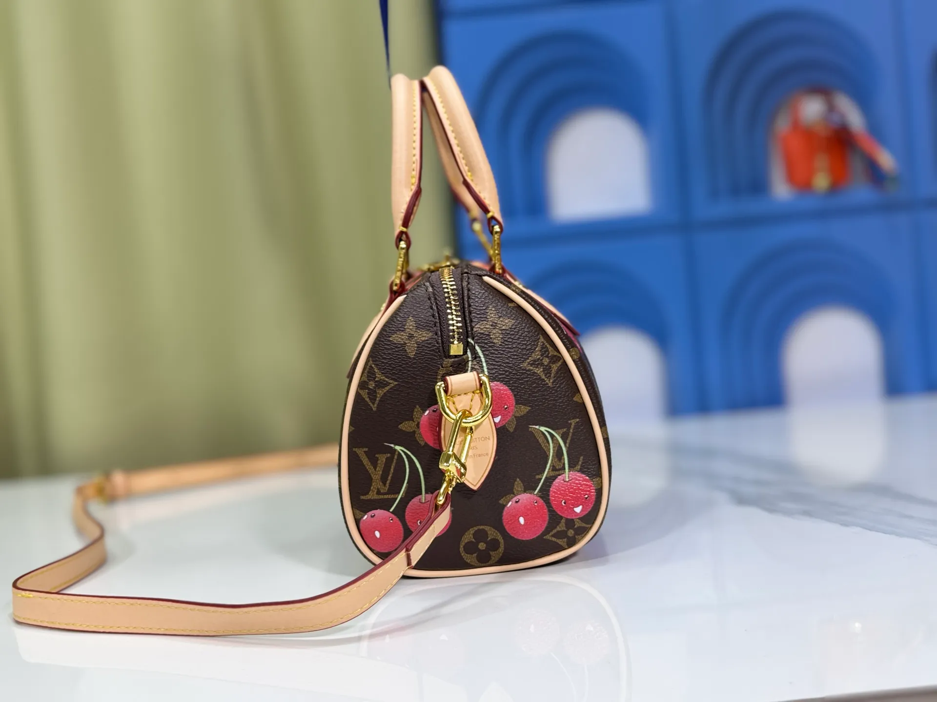 P260 Upgraded original version This cherry 🍒M13094 M46234 M46222 Speedy Bandoulière 20 handbag is made of soft coated canvas, and the full-length Monogram pattern is traced in colorful rainbow tones, highlighting the smart style of the Louis Vuitton x Murakami reissue series. The Toron handle and detachable shoulder strap are constructed of cow leather, the metal corners recall classic luggage elements, and the bow-shaped key bag and padlock add brand touches. Dimensions: 20.5 x 13.5 x 12.0 cm (length x height x width)