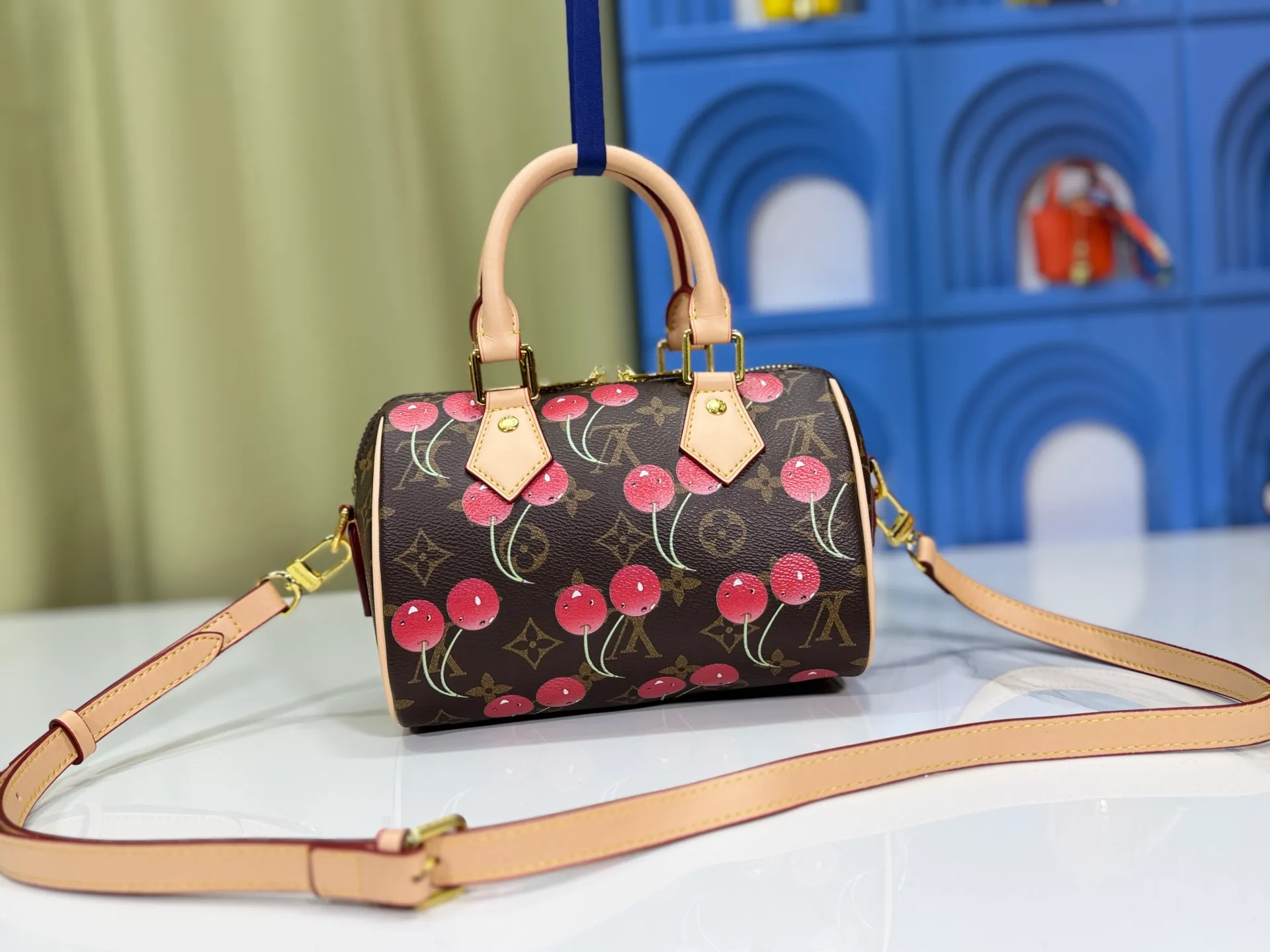 P260 Upgraded original version This cherry 🍒M13094 M46234 M46222 Speedy Bandoulière 20 handbag is made of soft coated canvas, and the full-length Monogram pattern is traced in colorful rainbow tones, highlighting the smart style of the Louis Vuitton x Murakami reissue series. The Toron handle and detachable shoulder strap are constructed of cow leather, the metal corners recall classic luggage elements, and the bow-shaped key bag and padlock add brand touches. Dimensions: 20.5 x 13.5 x 12.0 cm (length x height x width)