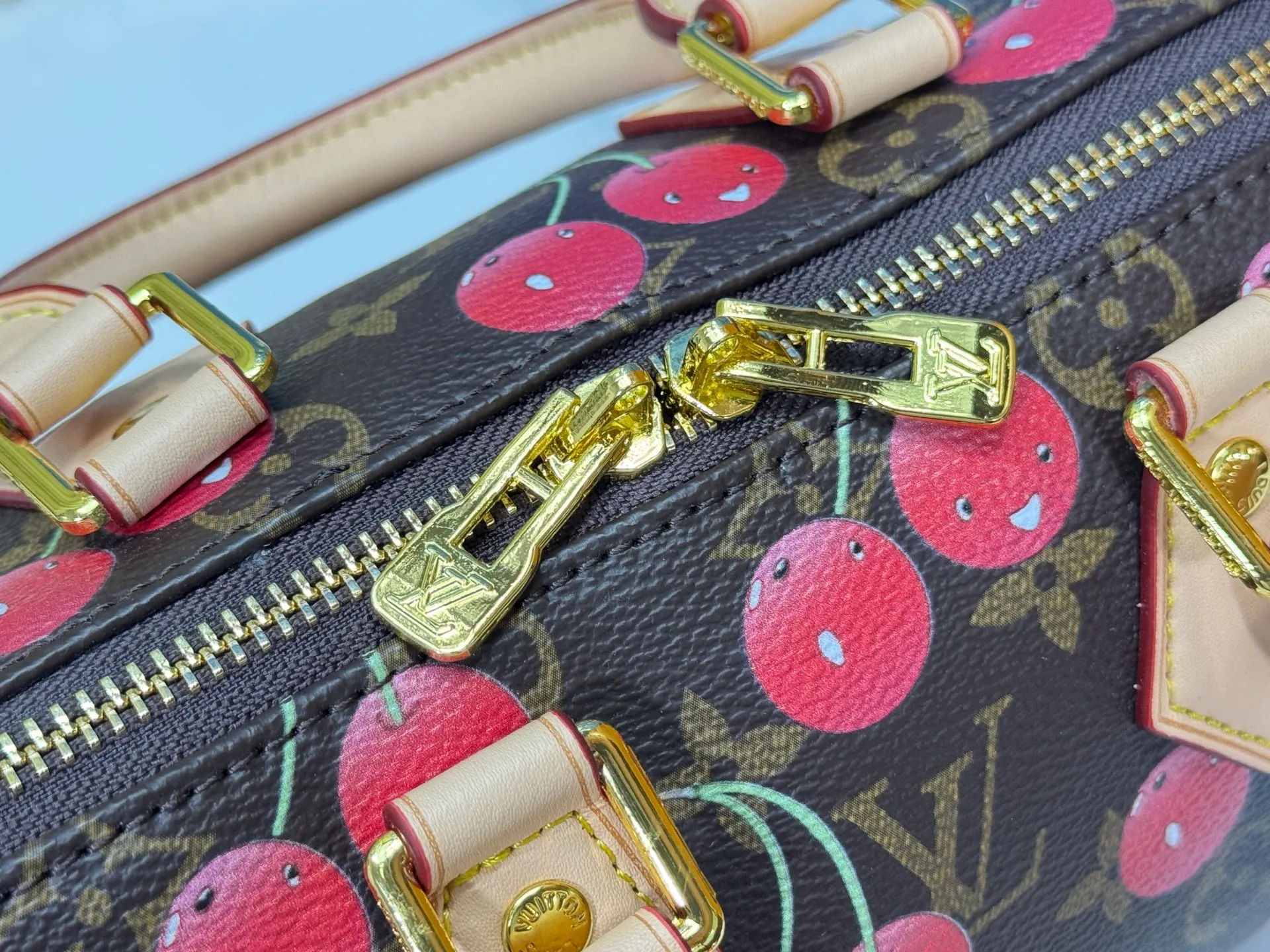 P260 Upgraded original version This cherry 🍒M13094 M46234 M46222 Speedy Bandoulière 20 handbag is made of soft coated canvas, and the full-length Monogram pattern is traced in colorful rainbow tones, highlighting the smart style of the Louis Vuitton x Murakami reissue series. The Toron handle and detachable shoulder strap are constructed of cow leather, the metal corners recall classic luggage elements, and the bow-shaped key bag and padlock add brand touches. Dimensions: 20.5 x 13.5 x 12.0 cm (length x height x width)