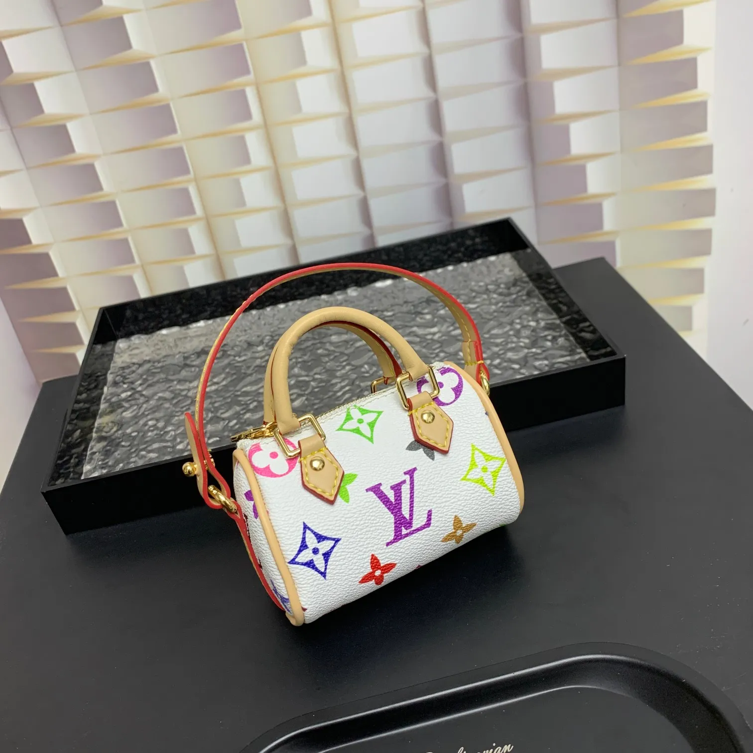 💰200 MINI KEEPALL bag charm and keychain ☀️Louis Vuitton Louis Vuitton lv mini pillow bag pendant ☀️This Mini Keepall bag charm and keychain condense the classic handbag configuration, boldly showing the spirit of adventure. Monogram canvas with LV inscribed hook buckle, whether hung on a belt or handbag, its zipper closure and built-in keychain ensure secure storage