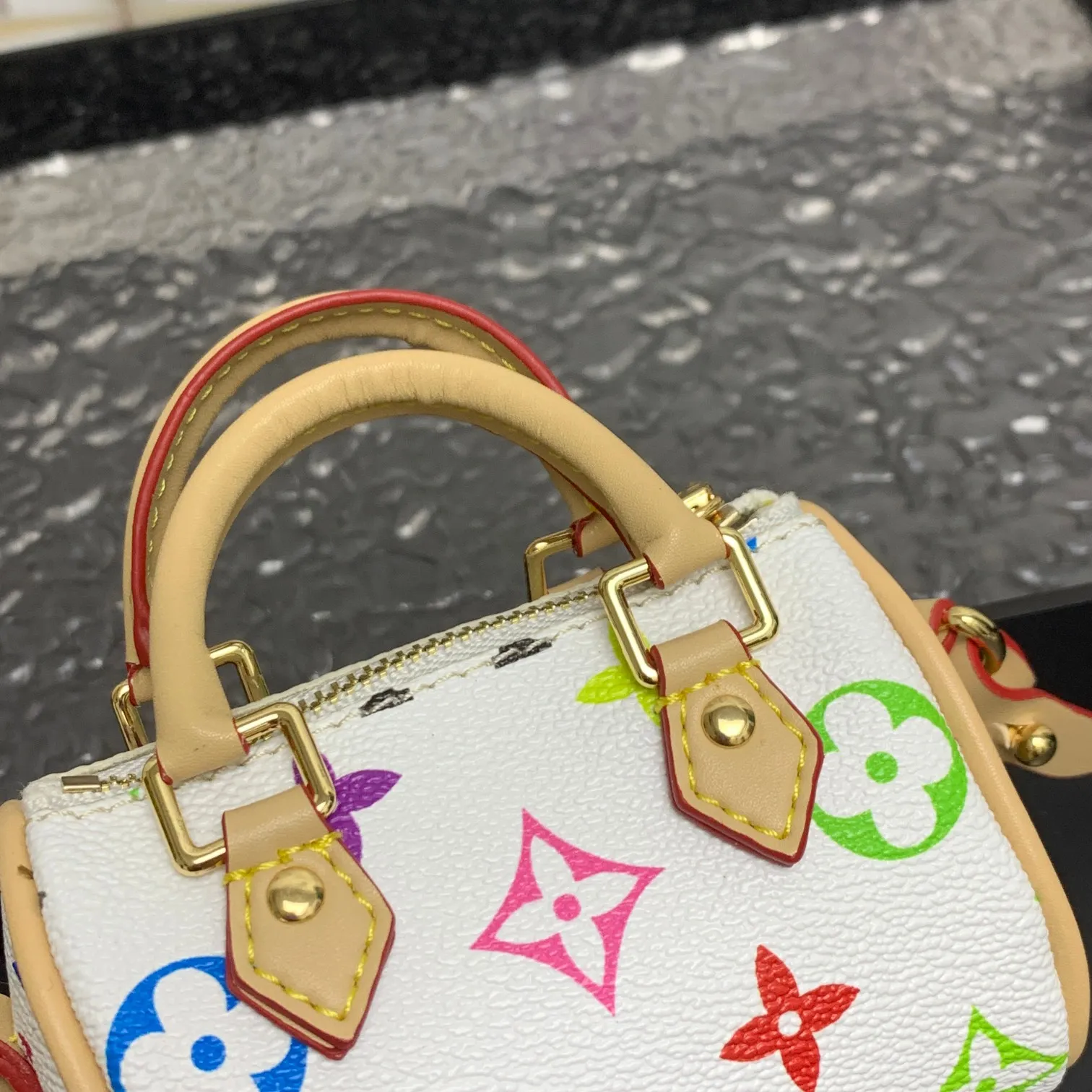 💰200 MINI KEEPALL bag charm and keychain ☀️Louis Vuitton Louis Vuitton lv mini pillow bag pendant ☀️This Mini Keepall bag charm and keychain condense the classic handbag configuration, boldly showing the spirit of adventure. Monogram canvas with LV inscribed hook buckle, whether hung on a belt or handbag, its zipper closure and built-in keychain ensure secure storage