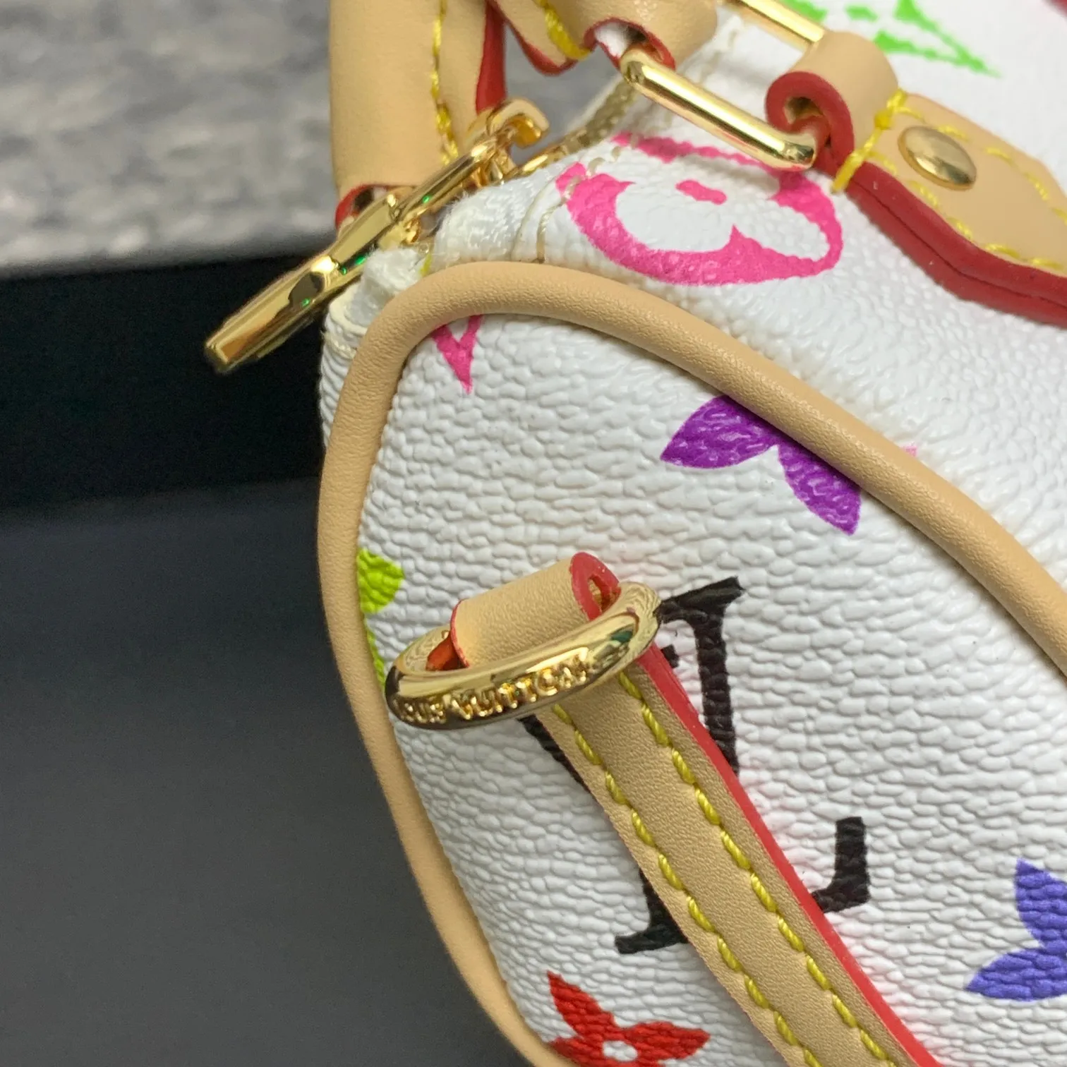 💰200 MINI KEEPALL bag charm and keychain ☀️Louis Vuitton Louis Vuitton lv mini pillow bag pendant ☀️This Mini Keepall bag charm and keychain condense the classic handbag configuration, boldly showing the spirit of adventure. Monogram canvas with LV inscribed hook buckle, whether hung on a belt or handbag, its zipper closure and built-in keychain ensure secure storage