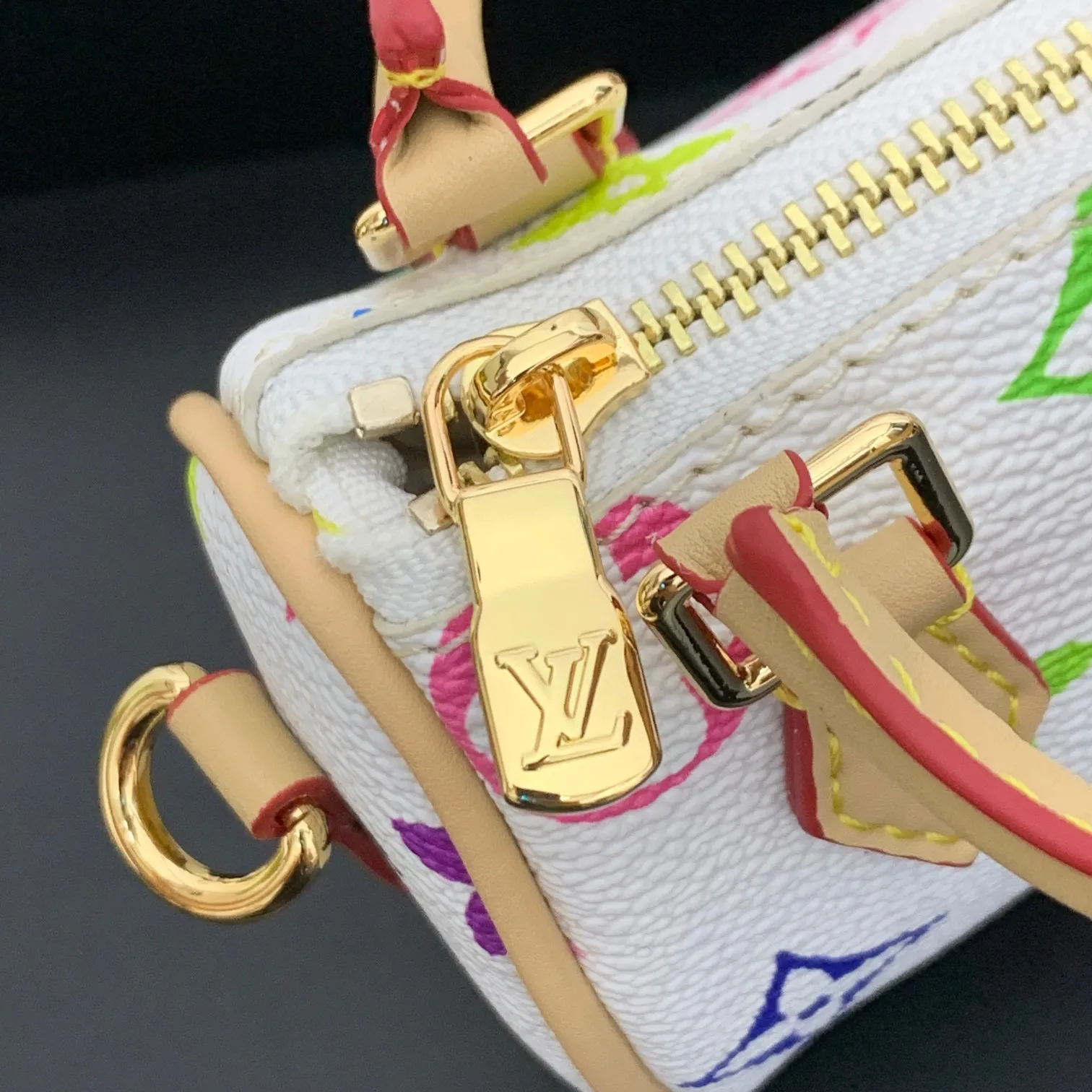 💰200 MINI KEEPALL bag charm and keychain ☀️Louis Vuitton Louis Vuitton lv mini pillow bag pendant ☀️This Mini Keepall bag charm and keychain condense the classic handbag configuration, boldly showing the spirit of adventure. Monogram canvas with LV inscribed hook buckle, whether hung on a belt or handbag, its zipper closure and built-in keychain ensure secure storage