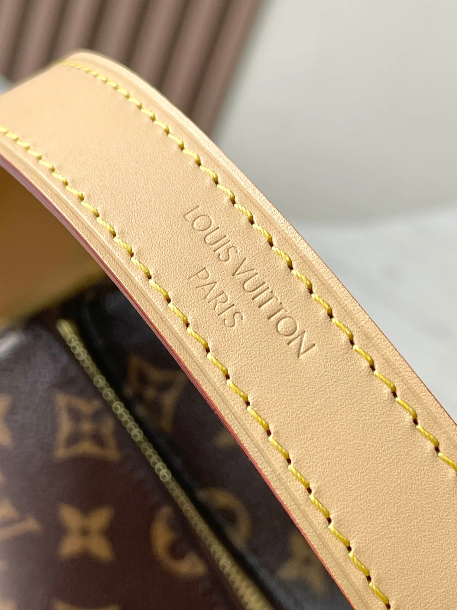 p2080 [Special grade MB chip version original leather] This second-hand Retiro small handbag Model: M11952 presbyopia dynamic chip version Material: A-grade all-steel hardware, imported original fabric Packaging: full set of original duty-free MB packaging Size: 22*9*33
