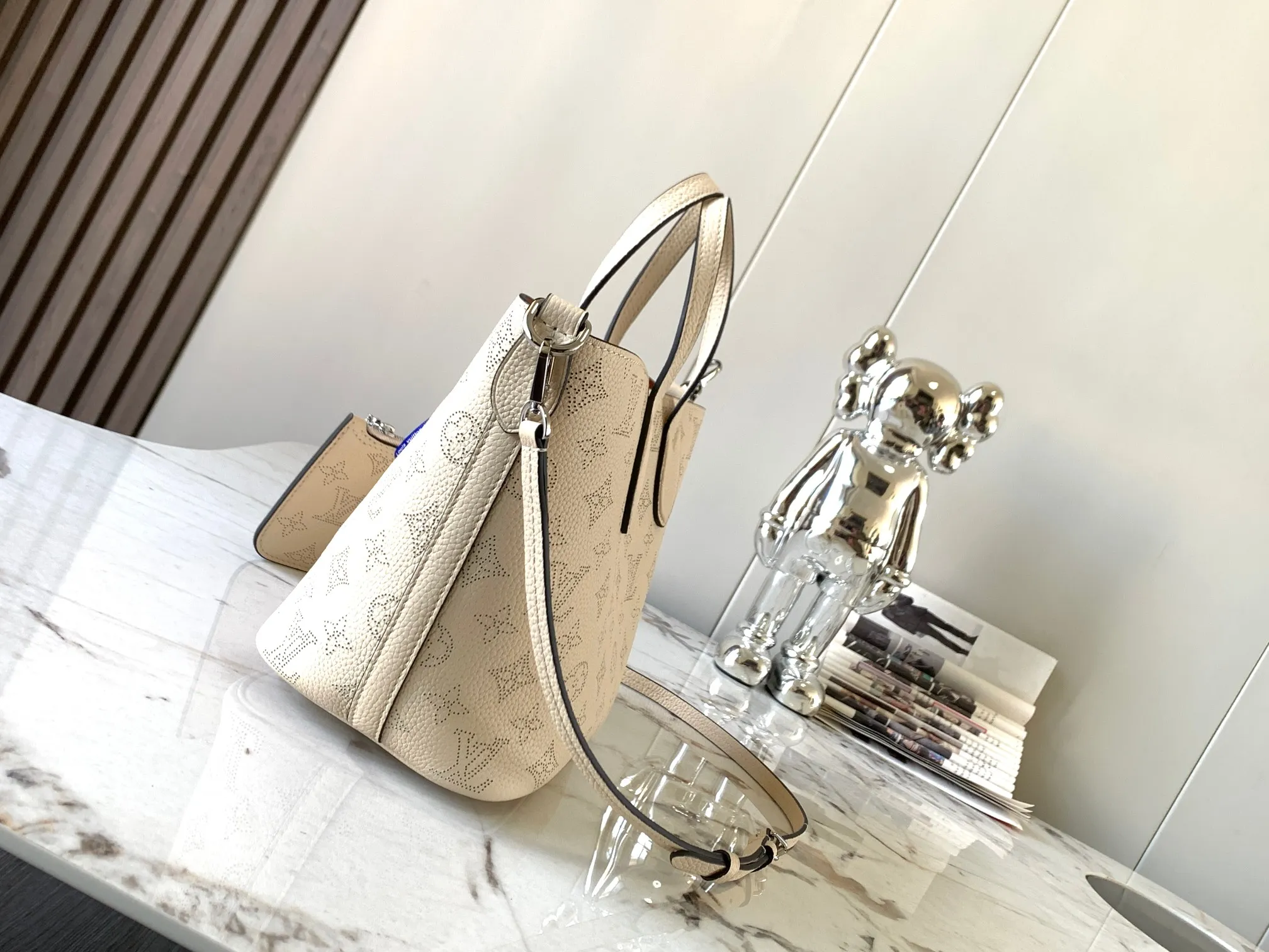 P1500 [Original leather 💋M21909 milk white] This small Blossom handbag is made of engraved and perforated cow leather, which demonstrates practical functions in a leisurely style. The inner compartment is equipped with a detachable zipper bag to easily accommodate daily needs; the handle is convenient for carrying by hand or elbow, and the detachable and adjustable shoulder strap adds shoulder and cross-body options. Detailed dimensions: 20 x 20 x 12.5 cm