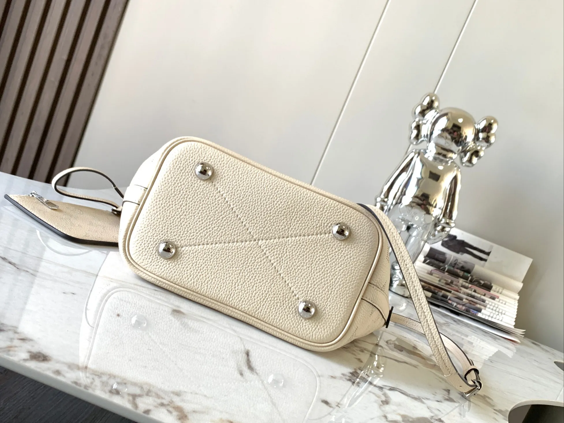 P1500 [Original leather 💋M21909 milk white] This small Blossom handbag is made of engraved and perforated cow leather, which demonstrates practical functions in a leisurely style. The inner compartment is equipped with a detachable zipper bag to easily accommodate daily needs; the handle is convenient for carrying by hand or elbow, and the detachable and adjustable shoulder strap adds shoulder and cross-body options. Detailed dimensions: 20 x 20 x 12.5 cm