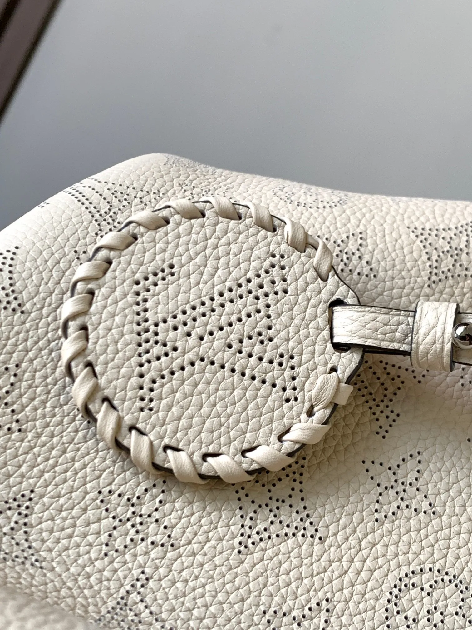 P1500 [Original leather 💋M21909 milk white] This small Blossom handbag is made of engraved and perforated cow leather, which demonstrates practical functions in a leisurely style. The inner compartment is equipped with a detachable zipper bag to easily accommodate daily needs; the handle is convenient for carrying by hand or elbow, and the detachable and adjustable shoulder strap adds shoulder and cross-body options. Detailed dimensions: 20 x 20 x 12.5 cm