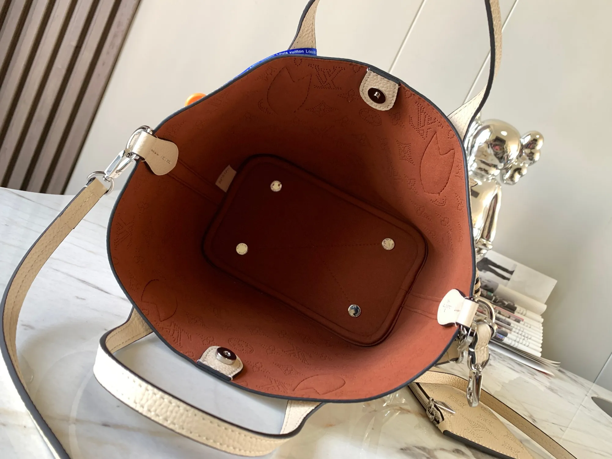 P1500 [Original leather 💋M21909 milk white] This small Blossom handbag is made of engraved and perforated cow leather, which demonstrates practical functions in a leisurely style. The inner compartment is equipped with a detachable zipper bag to easily accommodate daily needs; the handle is convenient for carrying by hand or elbow, and the detachable and adjustable shoulder strap adds shoulder and cross-body options. Detailed dimensions: 20 x 20 x 12.5 cm