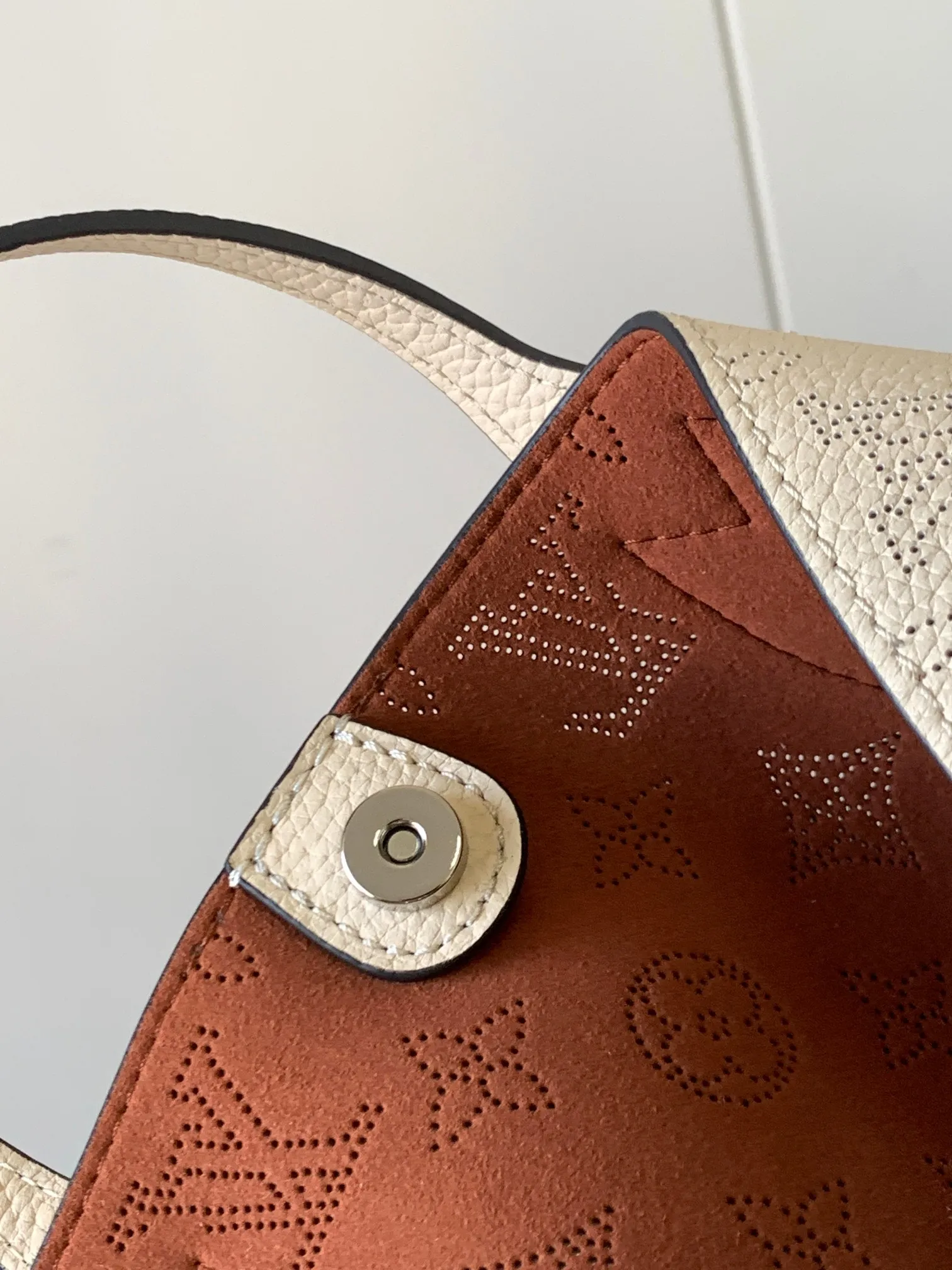 P1500 [Original leather 💋M21909 milk white] This small Blossom handbag is made of engraved and perforated cow leather, which demonstrates practical functions in a leisurely style. The inner compartment is equipped with a detachable zipper bag to easily accommodate daily needs; the handle is convenient for carrying by hand or elbow, and the detachable and adjustable shoulder strap adds shoulder and cross-body options. Detailed dimensions: 20 x 20 x 12.5 cm