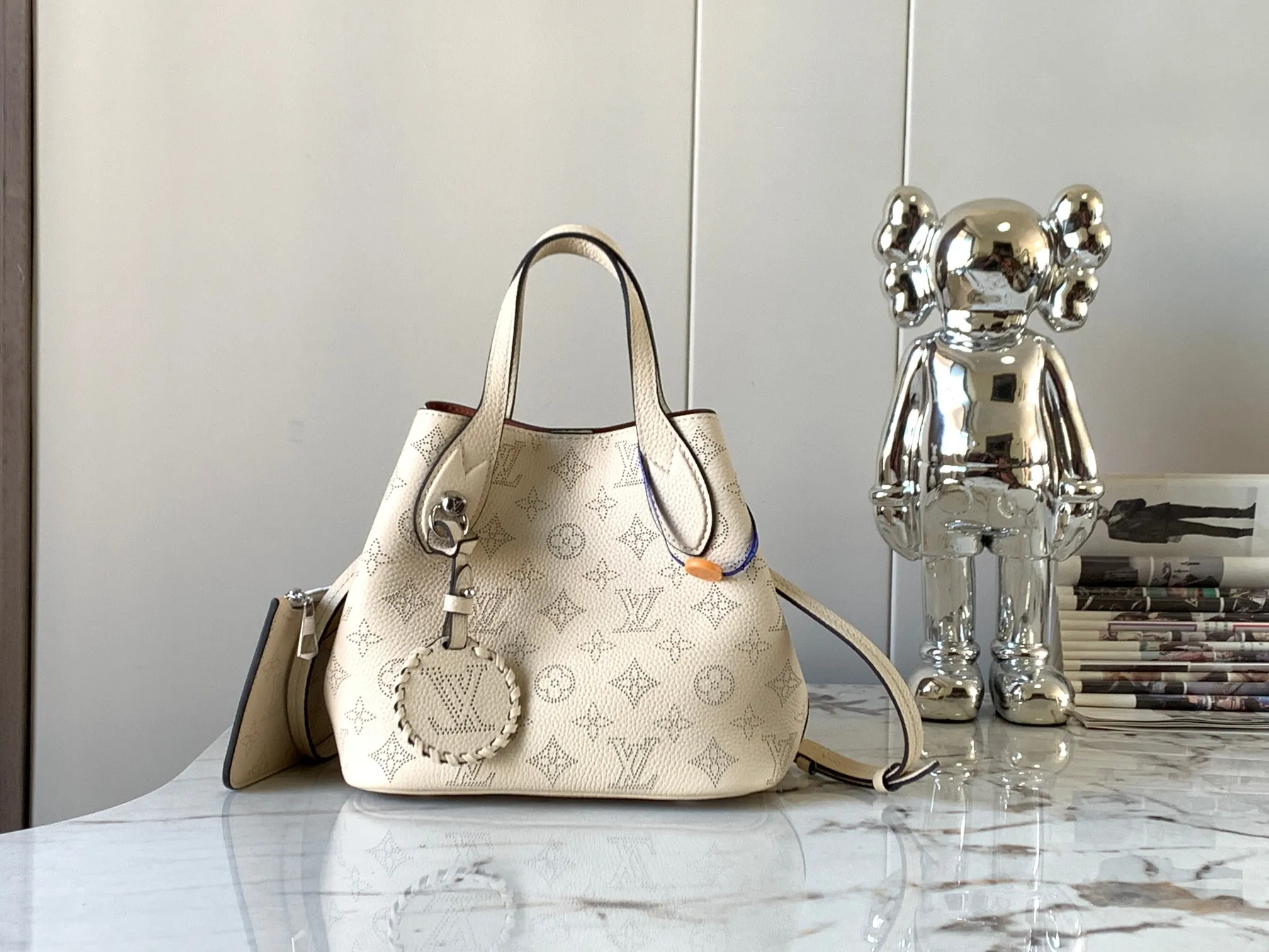 P1500 [Original leather 💋M21909 milk white] This small Blossom handbag is made of engraved and perforated cow leather, which demonstrates practical functions in a leisurely style. The inner compartment is equipped with a detachable zipper bag to easily accommodate daily needs; the handle is convenient for carrying by hand or elbow, and the detachable and adjustable shoulder strap adds shoulder and cross-body options. Detailed dimensions: 20 x 20 x 12.5 cm