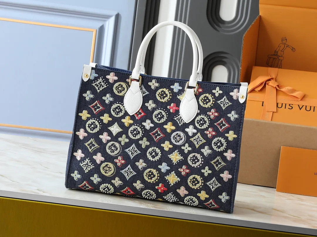 💰340💰Upgraded original version 🔥New embroidery🔥M45039 M45321 M44571 This Onthego medium handbag is decorated with classic Monogram canvas and Monogram Reverse canvas on both sides, presenting different styles at will. Toron's dual handles and shoulder strap allow for a variety of carrying options. Dimensions: 34.0 x 26.0 x 13.0 cm (length x height x width)