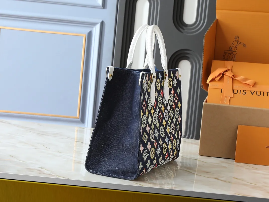 💰340💰Upgraded original version 🔥New embroidery🔥M45039 M45321 M44571 This Onthego medium handbag is decorated with classic Monogram canvas and Monogram Reverse canvas on both sides, presenting different styles at will. Toron's dual handles and shoulder strap allow for a variety of carrying options. Dimensions: 34.0 x 26.0 x 13.0 cm (length x height x width)