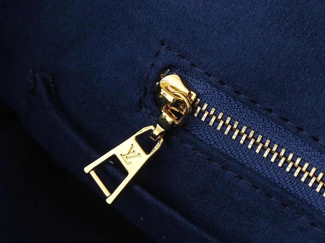 💰340💰Upgraded original version 🔥New embroidery🔥M45039 M45321 M44571 This Onthego medium handbag is decorated with classic Monogram canvas and Monogram Reverse canvas on both sides, presenting different styles at will. Toron's dual handles and shoulder strap allow for a variety of carrying options. Dimensions: 34.0 x 26.0 x 13.0 cm (length x height x width)