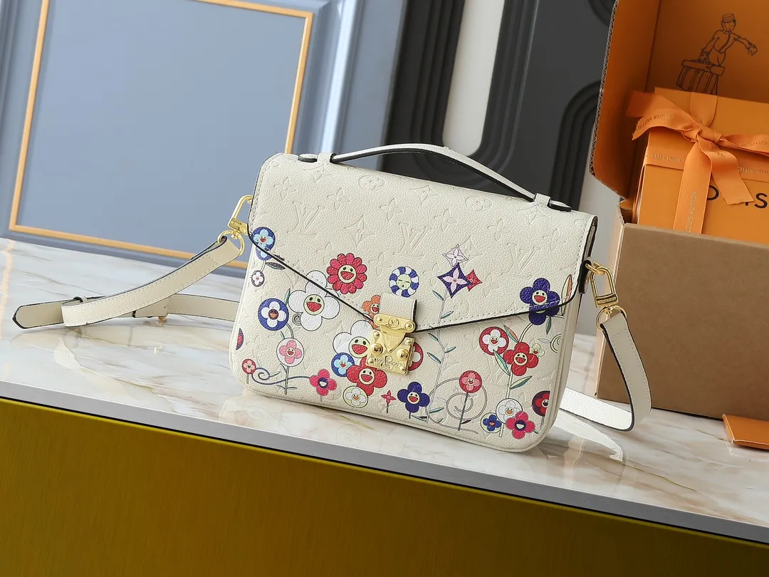 💰260💰Upgraded from the original M40780 M41487 Takashi Murakami co-branded POCHETTE MÉTIS handbag. The Pochette Métis handbag interprets the classic college backpack with a restrained yet ingenious design. Soft Monogram Empreinte leather creates a compact and flexible structure that hides plenty of space. Dimensions: 25 x 19 x 7 cm (length x height x width)