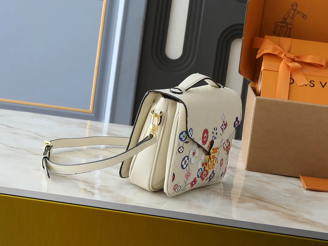 💰260💰Upgraded from the original M40780 M41487 Takashi Murakami co-branded POCHETTE MÉTIS handbag. The Pochette Métis handbag interprets the classic college backpack with a restrained yet ingenious design. Soft Monogram Empreinte leather creates a compact and flexible structure that hides plenty of space. Dimensions: 25 x 19 x 7 cm (length x height x width)