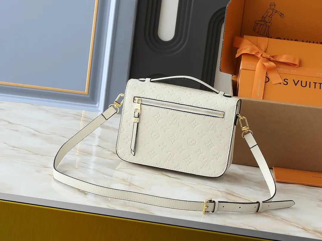 💰260💰Upgraded from the original M40780 M41487 Takashi Murakami co-branded POCHETTE MÉTIS handbag. The Pochette Métis handbag interprets the classic college backpack with a restrained yet ingenious design. Soft Monogram Empreinte leather creates a compact and flexible structure that hides plenty of space. Dimensions: 25 x 19 x 7 cm (length x height x width)