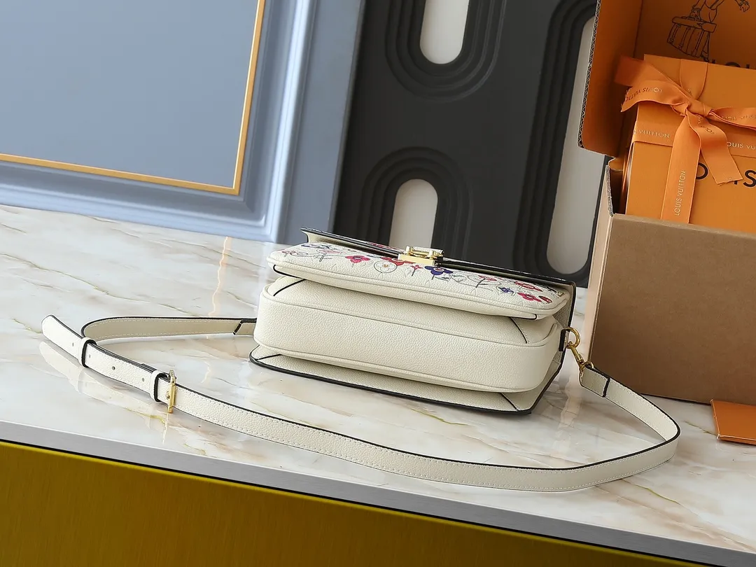 💰260💰Upgraded from the original M40780 M41487 Takashi Murakami co-branded POCHETTE MÉTIS handbag. The Pochette Métis handbag interprets the classic college backpack with a restrained yet ingenious design. Soft Monogram Empreinte leather creates a compact and flexible structure that hides plenty of space. Dimensions: 25 x 19 x 7 cm (length x height x width)