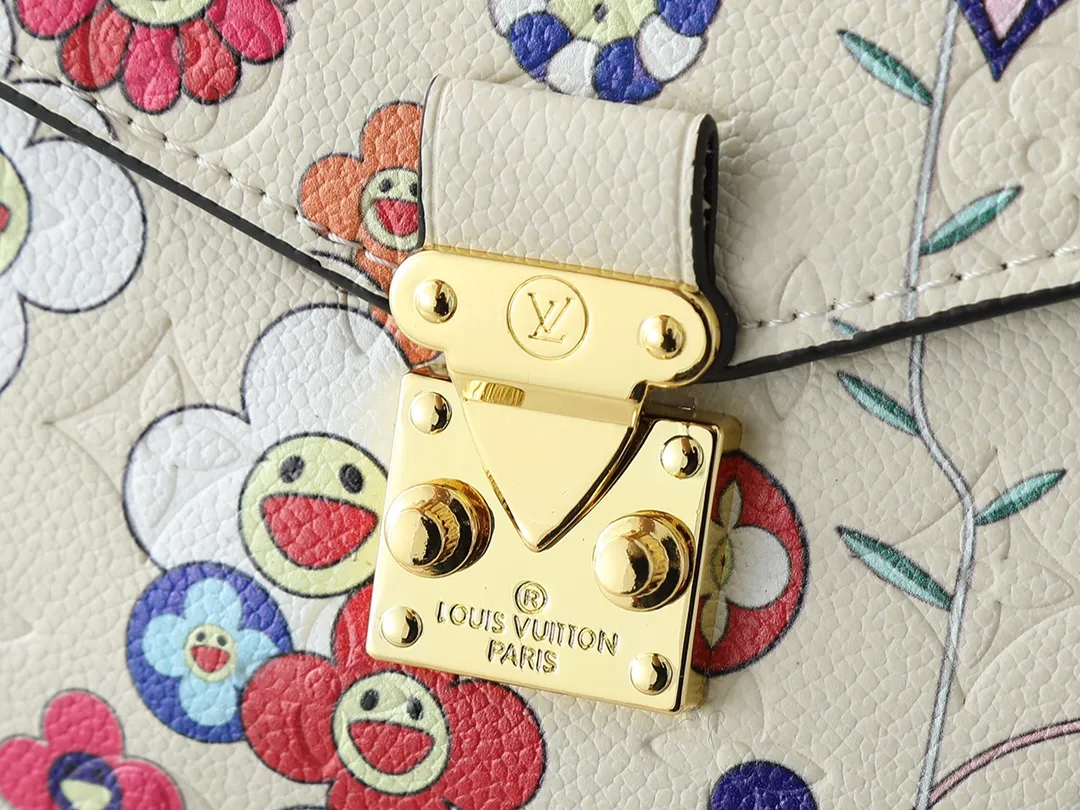 💰260💰Upgraded from the original M40780 M41487 Takashi Murakami co-branded POCHETTE MÉTIS handbag. The Pochette Métis handbag interprets the classic college backpack with a restrained yet ingenious design. Soft Monogram Empreinte leather creates a compact and flexible structure that hides plenty of space. Dimensions: 25 x 19 x 7 cm (length x height x width)