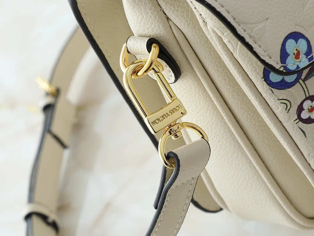 💰260💰Upgraded from the original M40780 M41487 Takashi Murakami co-branded POCHETTE MÉTIS handbag. The Pochette Métis handbag interprets the classic college backpack with a restrained yet ingenious design. Soft Monogram Empreinte leather creates a compact and flexible structure that hides plenty of space. Dimensions: 25 x 19 x 7 cm (length x height x width)