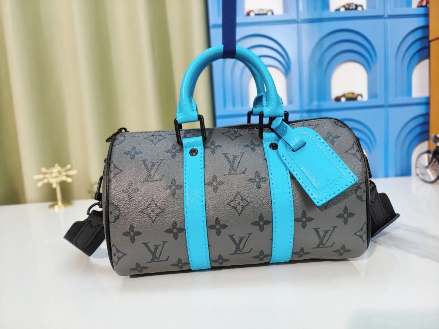 P260 upgraded original version M12609 presbyopic yellow, presbyopic blue, M11595 gradient gray, M20900 This Keepall 25 handbag is made of Monogram Eclipse Reverse canvas, showing an elegant reinterpretation of Louis Vuitton's classic pattern. Reinforced straps and leather name tags are signature elements of the Keepall collection, while a zipper closure keeps personal items safe and secure. Dimensions: 25.0 x 15.0 x 11.0 cm (length x height x width)