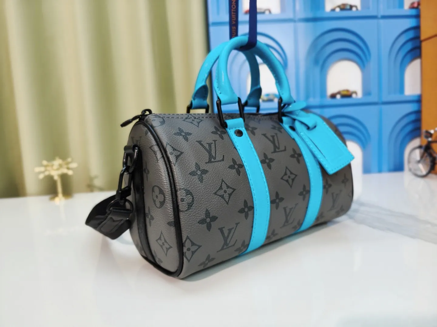 P260 upgraded original version M12609 presbyopic yellow, presbyopic blue, M11595 gradient gray, M20900 This Keepall 25 handbag is made of Monogram Eclipse Reverse canvas, showing an elegant reinterpretation of Louis Vuitton's classic pattern. Reinforced straps and leather name tags are signature elements of the Keepall collection, while a zipper closure keeps personal items safe and secure. Dimensions: 25.0 x 15.0 x 11.0 cm (length x height x width)